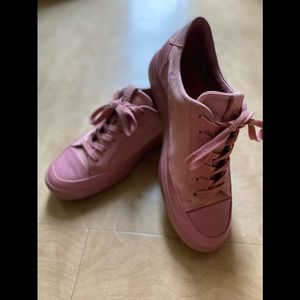 Used. Extremely comfortable! I have so many ECCO sneakers-time to pass them on☺️